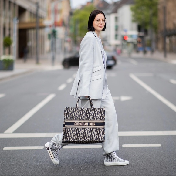 Large Dior Book Totep - Picture 6 of 16